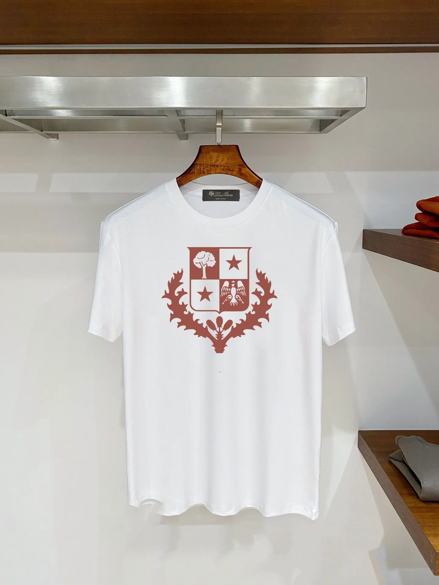LP High Quality Loro Piana 26ss New Arrival men's mercerized cotton short sleeves, customized gram mercerized cotton fabric, the fabric fiber is super long, combed + high count brings a more uniform yarn texture, the surface of the fabric is clean, the upper body is softer and waxier, it adopts three-dimensional cutting, medium stretch fabric, skin-friendly Breathable, comfortable upper body! Du Pont imports environmentally friendly pigments with color fastness level 5. After testing, it has been washed 100 times and the degree of fading is less than 1%. The item is full of fashion. It is Versatile for daily outings or leisure, and can easily control various styles. The color is super bright and breathable, a must-have in summer. Color: White/Black Sizes: M-3XL fit